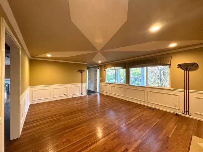 Building Photo - Stunning Bellevue Home with Lush Gardens & Prime Location