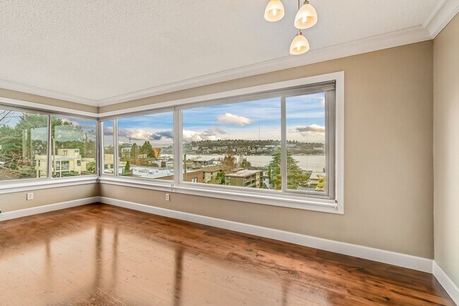 Foto del edificio - 1 Bedroom 1 Bathroom Eastlake Condo W/ Stunning Views