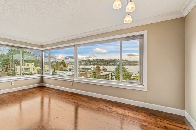 Foto del edificio - 1 Bedroom 1 Bathroom Eastlake Condo W/ Stunning Views