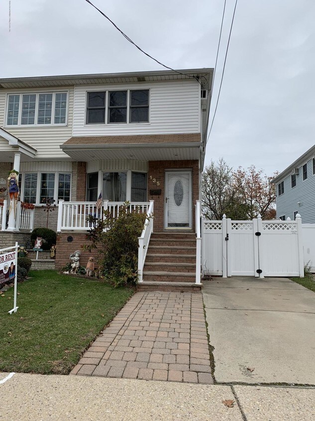 Foto principal - 135 Redgrave Ave
