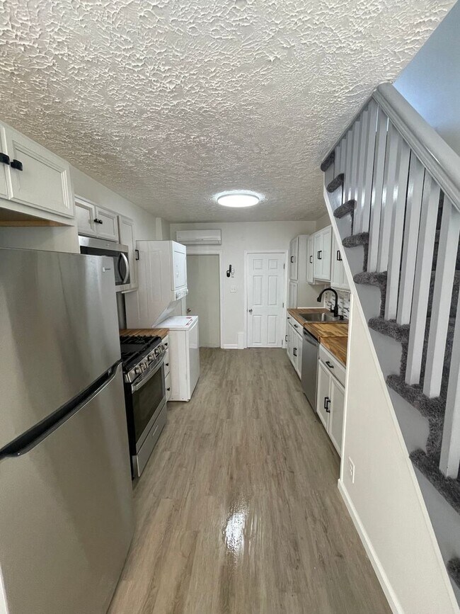 Building Photo - Renovated home on small, perfect little st...