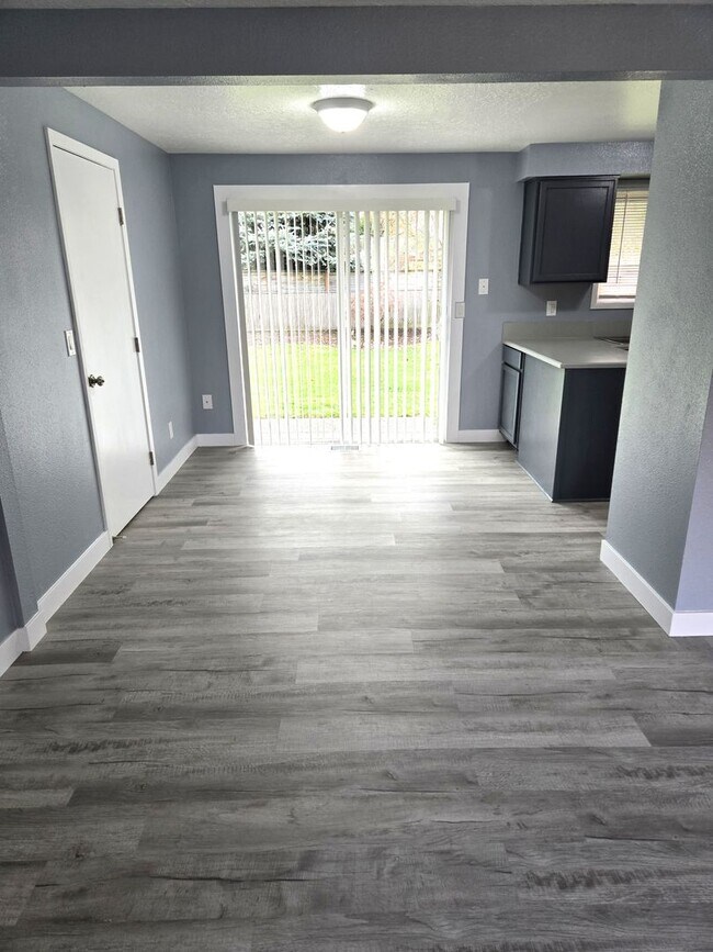 Foto del edificio - All like NEW Inside ! Great walk & bike sc...