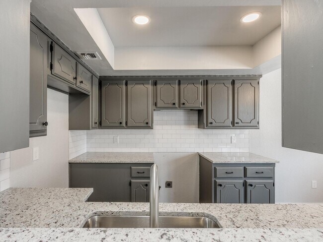 Building Photo - 5933 N Redmond Ave