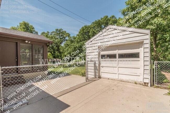 Building Photo - SOUTH OF GRAND!! 3 Bedroom, 1 Bath Home in...
