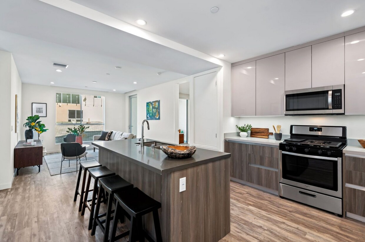 Foto principal - 714 N Sweetzer Ave Los Angeles, CA 90069