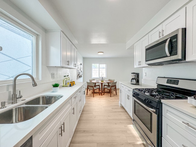 Foto del edificio - 4461 Farquhar Ave