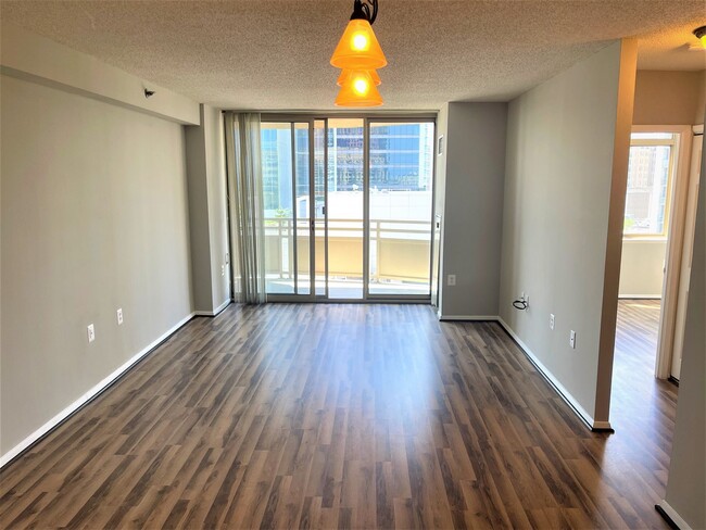 Foto del edificio - Large 2 Bedroom/1 Bath WITH PARKING