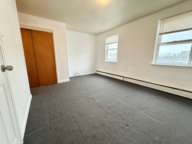 Building Photo - Spacious 1-Bedroom Apartment in a Quiet Ne...