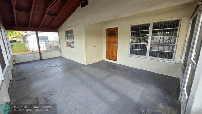 Building Photo - 6220 SW 41st Ct