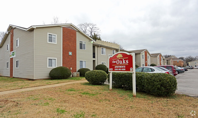 Building Photo - Oaks Apartments