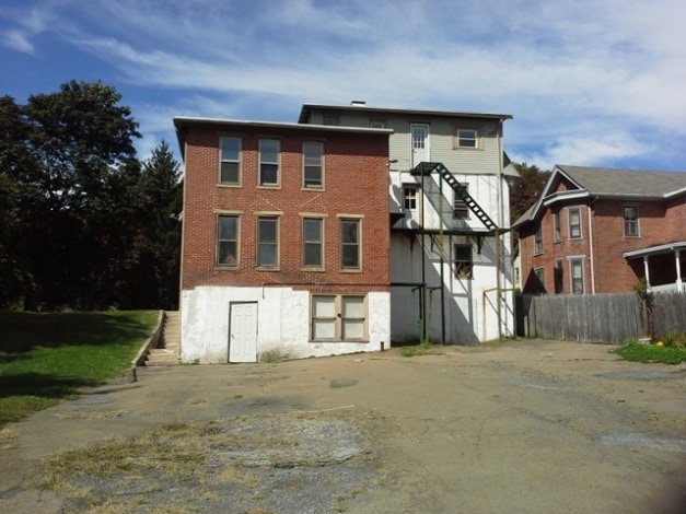 Building Photo - 142 E Evergreen St