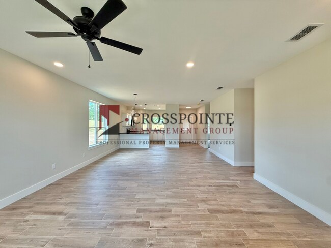Building Photo - Stunning 3 bedroom 2 bathroom Home!
