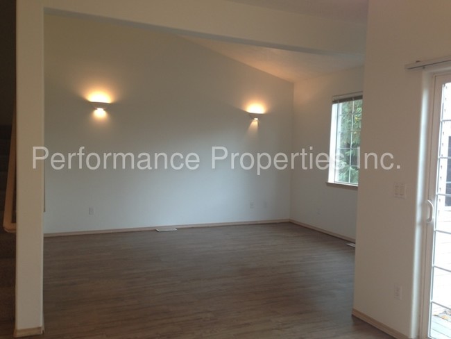 Building Photo - 14422 SE Oregon Trail Dr