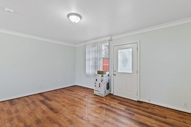Foto del edificio - 64TH AVENUE DUPLEX (LMY-002-B)