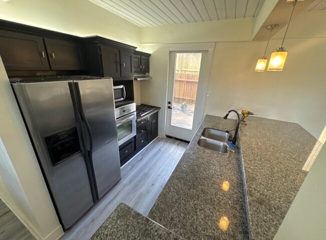 Foto del edificio - 27 Lakeway St