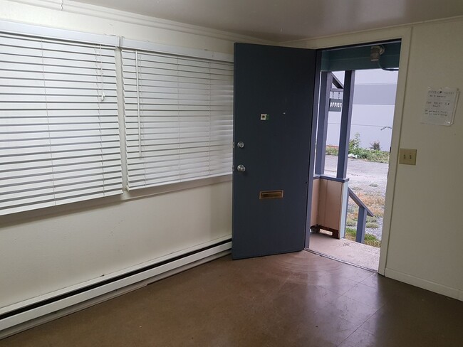 Building Photo - Spacious 2 bedroom with 1 Bonus room and 1...