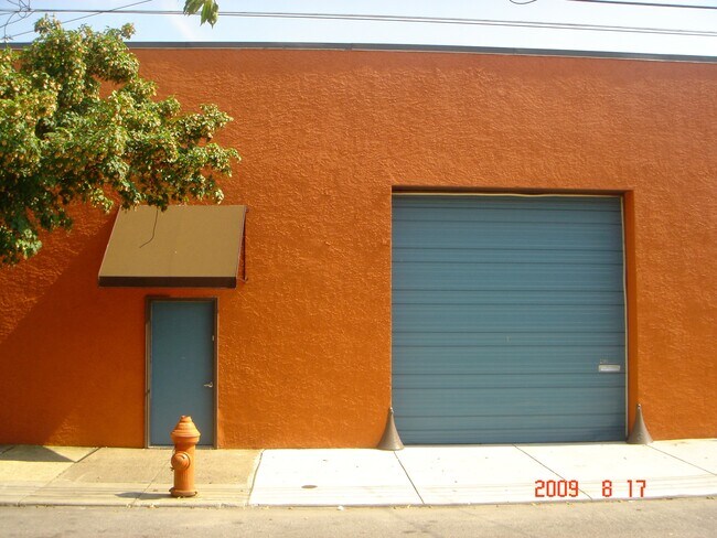 Warehouse o entrada de puerta de garaje - 2969 Salmon St
