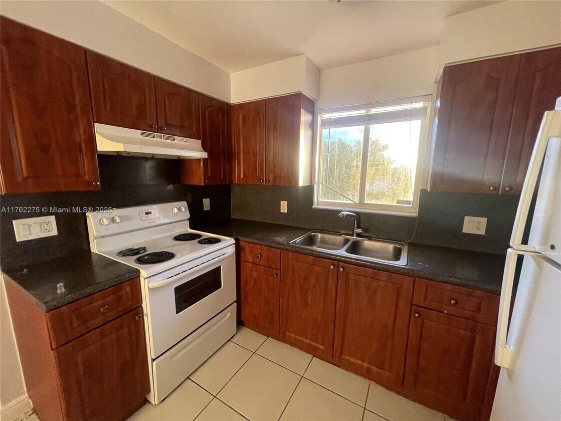 Photo - 1453 SW 3rd St-305-305