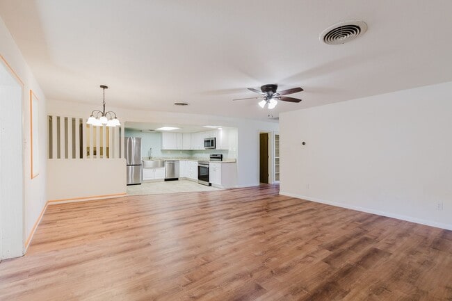 Building Photo - 2 Bedroom, 2 Bath Townhouse