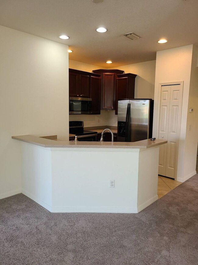 Building Photo - 3 Bed/ 2 Bath Condo w/1 Car Garage availab...