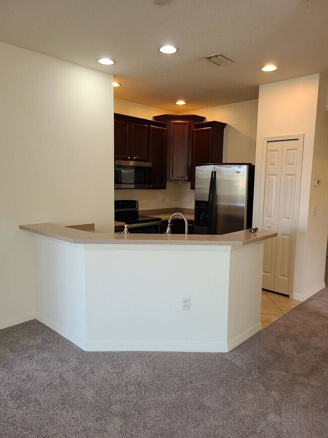 Foto del edificio - 3 Bed/ 2 Bath Condo w/1 Car Garage availab...