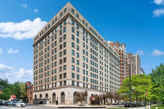 Building Photo - 2100 N Lincoln Park W