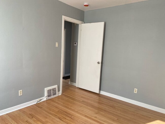 Building Photo - Welcome to this charming 2-bedroom, 1-bathroom house located in the desirable University City, MO