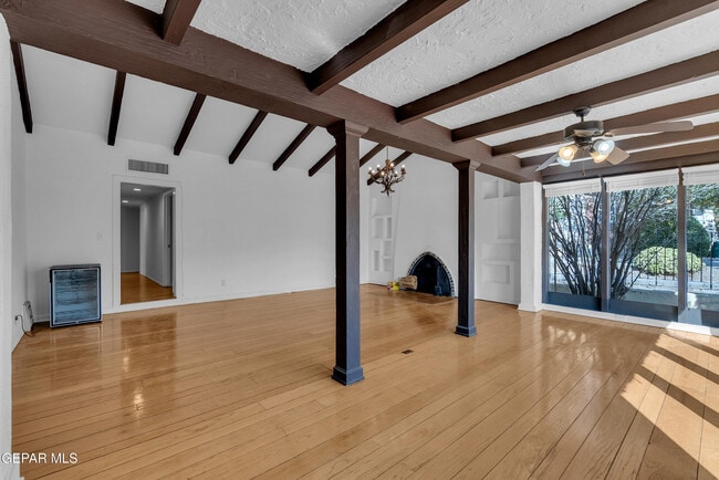 Foto del edificio - 923 McKelligon Dr