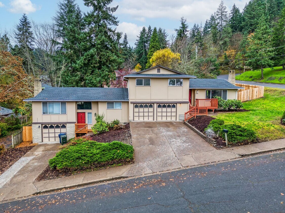 Primary Photo - Freshly Updated 3 Bedroom/ 2 Bath Duplex U...