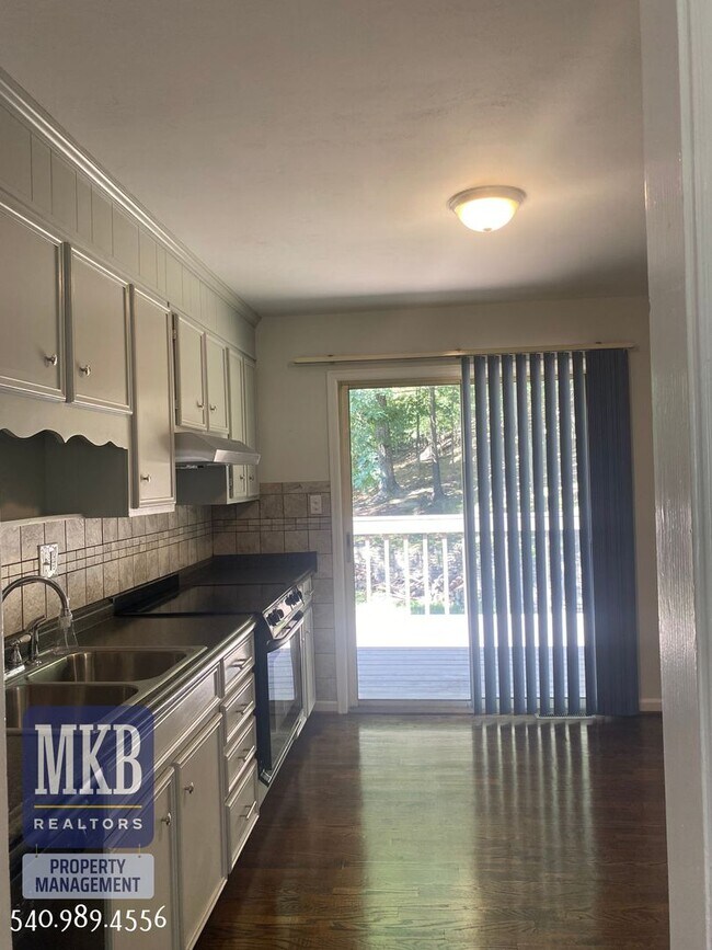 Building Photo - 4 Bedrooms, 2.5 Baths, Split Foyer, Locate...