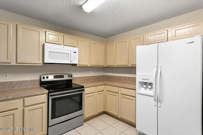 Foto del edificio - 7920 Merrill Rd