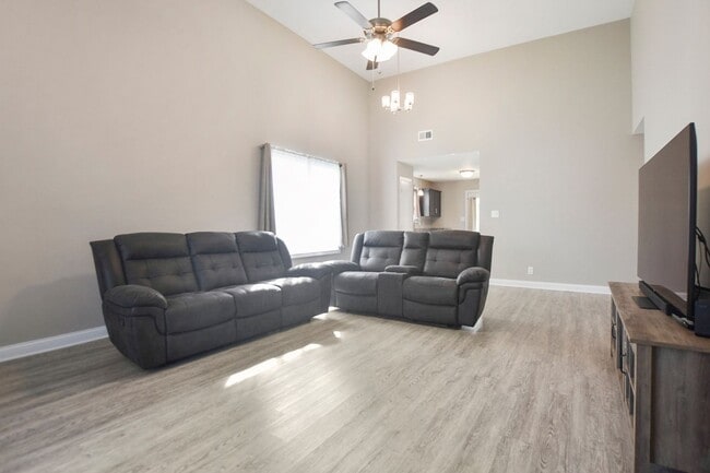 Building Photo - Pet Friendly Three Bedroom!