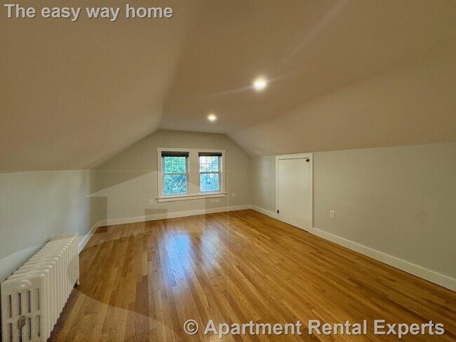 Building Photo - Huge Two Level * DW * In-unit Laundry * Pa...