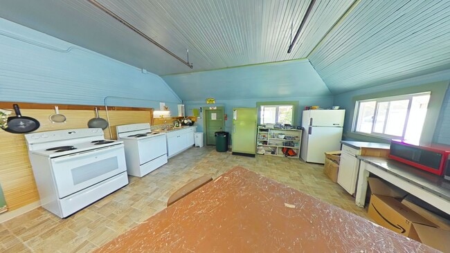 Building Photo - Room ~ Close to Campus ~ All Utilities Paid
