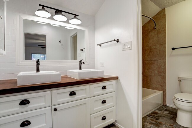 Foto del edificio - 121 Misty Brook Ln