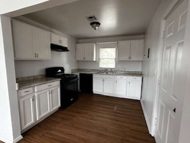 Building Photo - NEWLY UPDATED 3 BEDROOM HOUSE IN SULPHUR F...