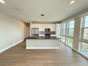 Building Photo - 716 Waugh Dr