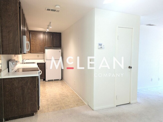 Building Photo - Cozy Palm Springs Villas II Condo