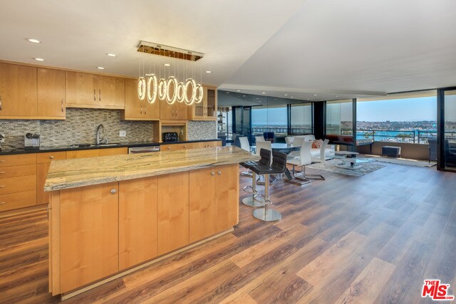 Foto del edificio - 4335 Marina City Dr