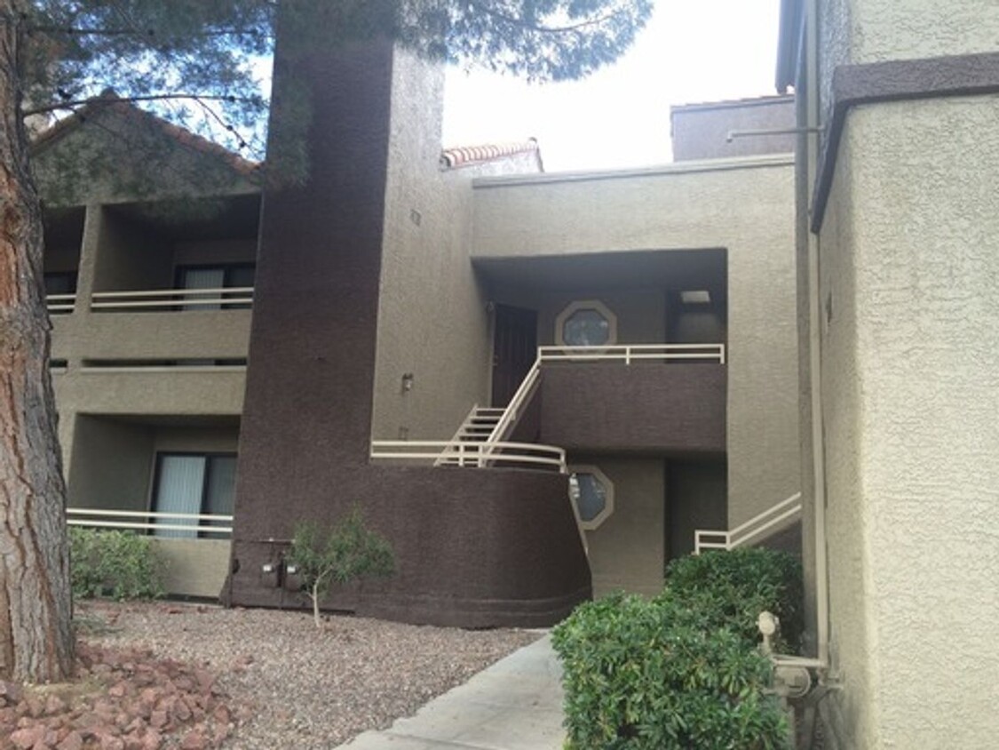 Foto principal - Centrally Located Gated Downstairs Condo R...