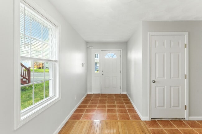 Building Photo - 18 Lisi Ln