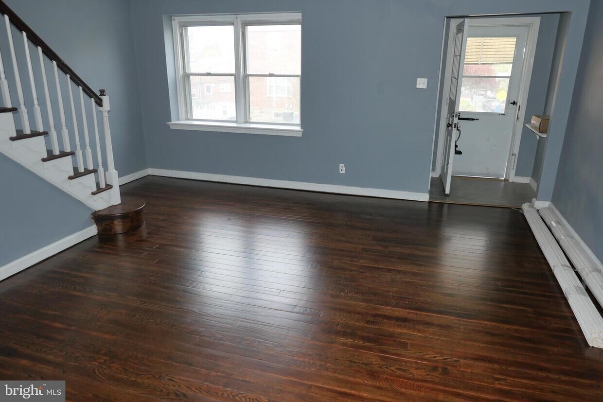 Primary Photo - 228 W Bayberry Ln