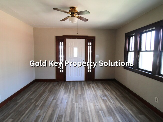 Building Photo - 2 BR 1 BA House with New Flooring and Paint (SECTION 8 APPROVED)