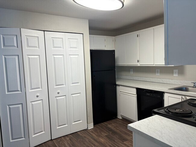 Building Photo - Spacious Two Bedroom One Bath Available Wi...