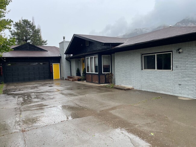 Building Photo - Spacious Single Level Ranch Style 4 Bed 2 ...