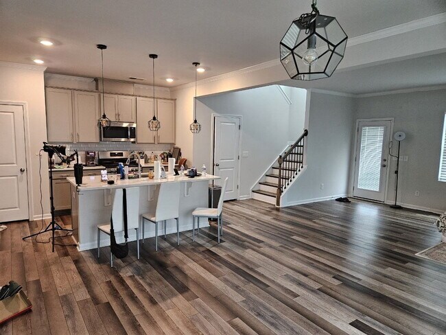 Foto del edificio - Modern townhome with high-end finishes throughout, minutes to 540 and walkable to great shopping.