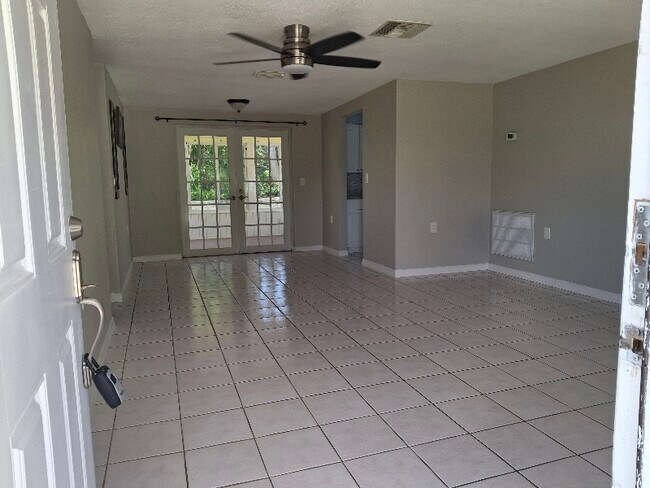 Foto del edificio - 1663 Plum Tree Rd