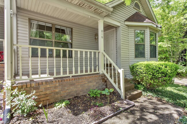 Building Photo - 816 Beazer Ln