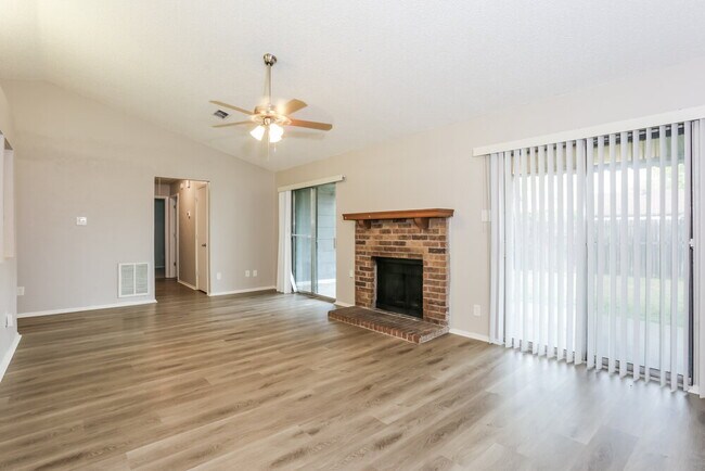 Foto del edificio - 3900 Dogwood Ct