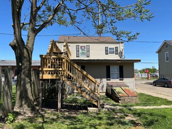 Building Photo - 829 Maple Ave